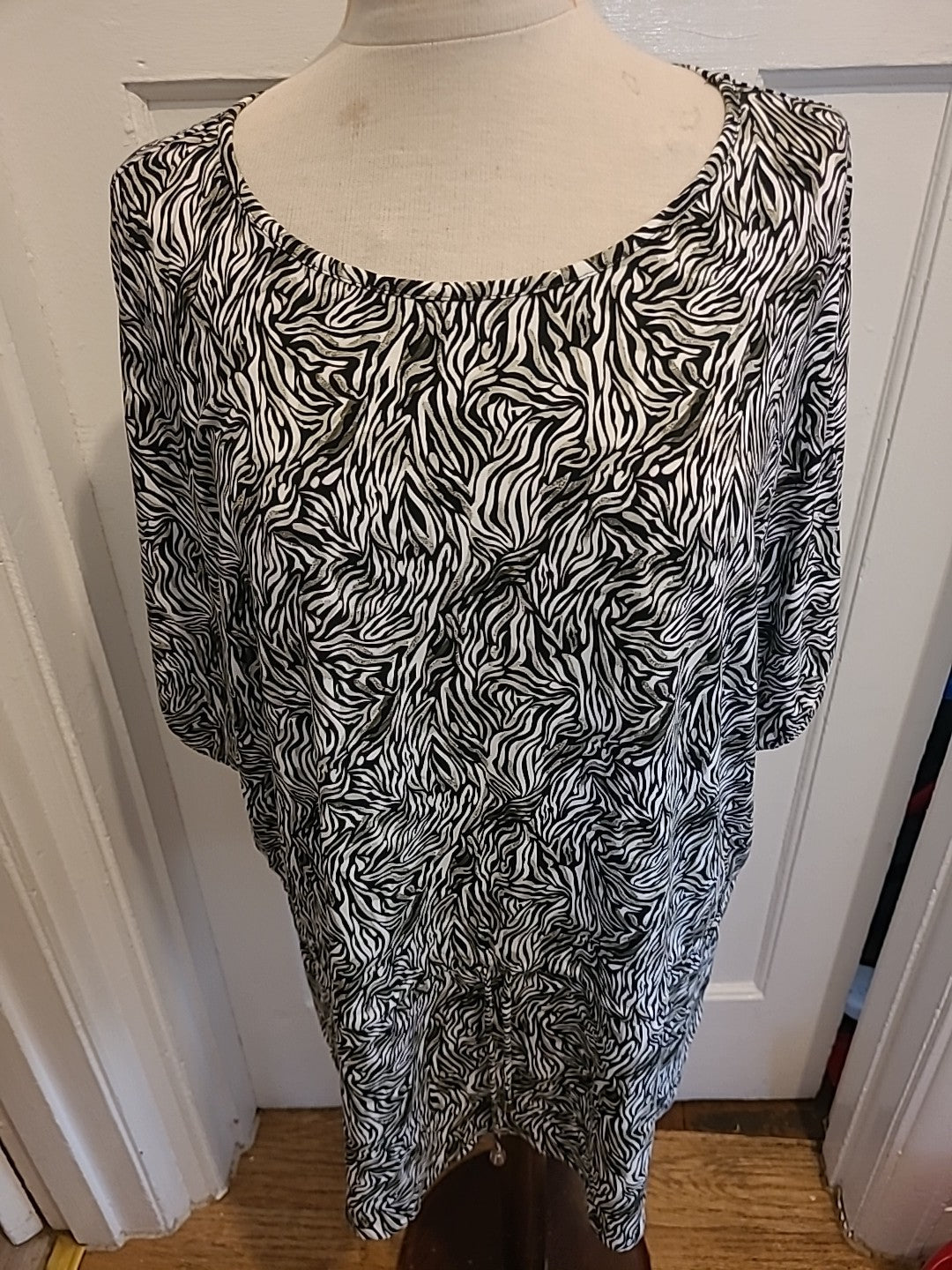 Ladies Kim&Co Size Large Black/White/Khaki Short Sleeved Blouse