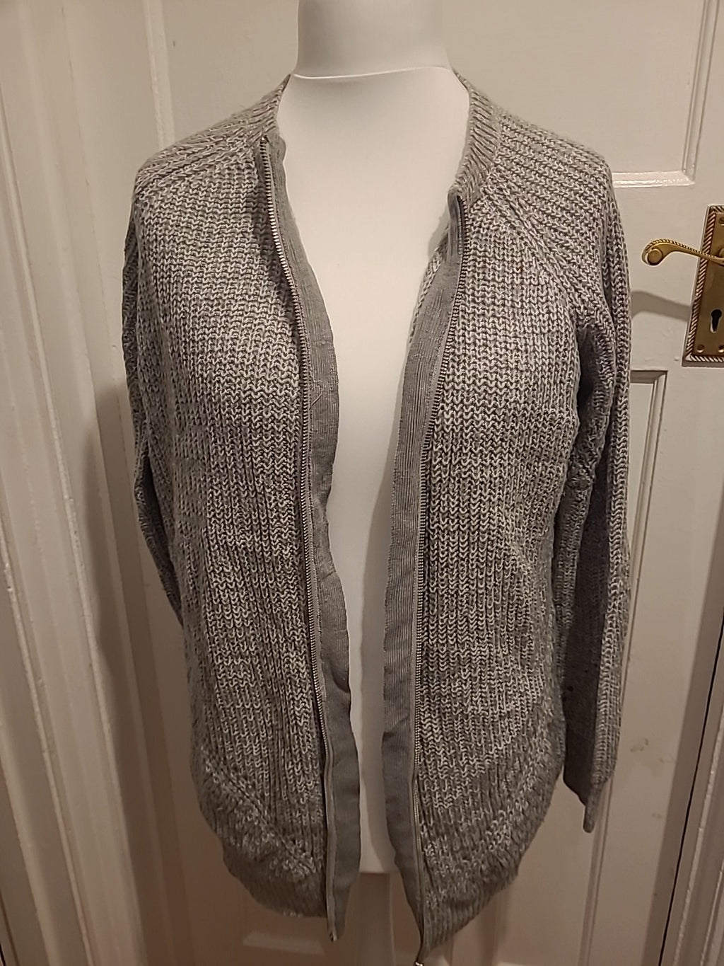 Ladies Papaya Size Medium Grey Knit Long Sleeved Cardigan
