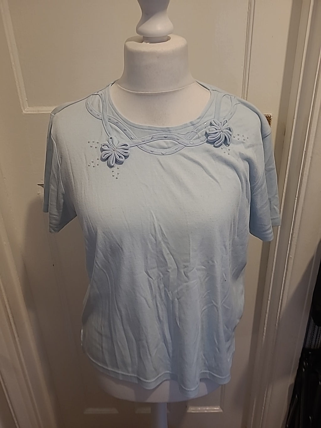 Ladies Avant Garde Size M/L Pale Blue Short Sleeved Floral Bow Blouse