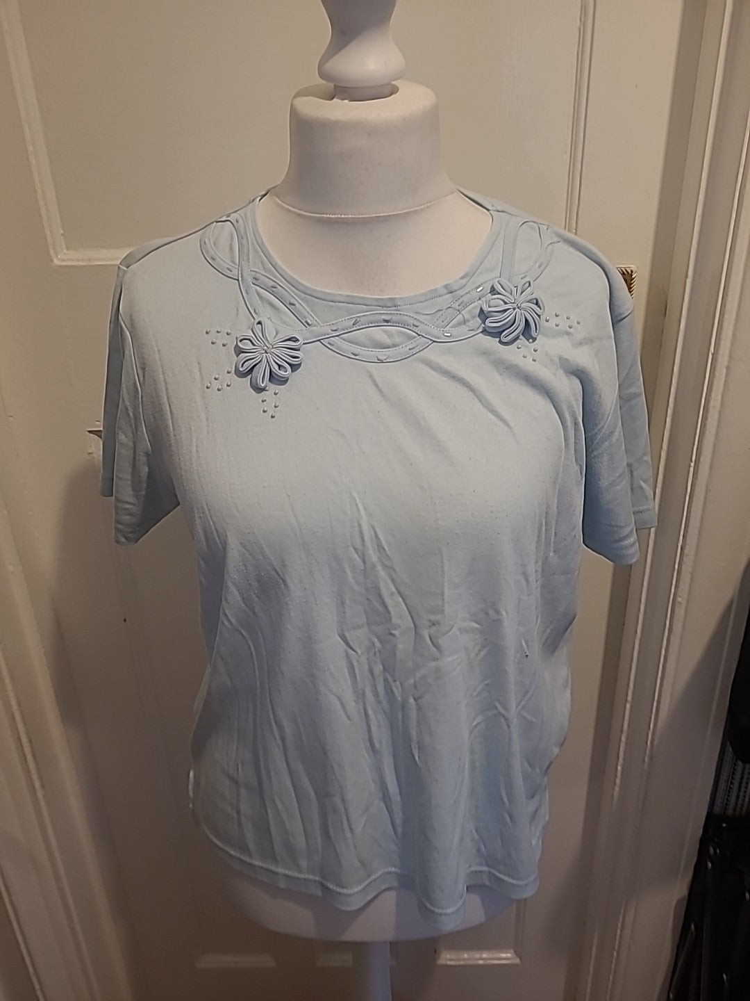 Ladies Avant Garde Size M/L Pale Blue Short Sleeved Floral Bow Blouse