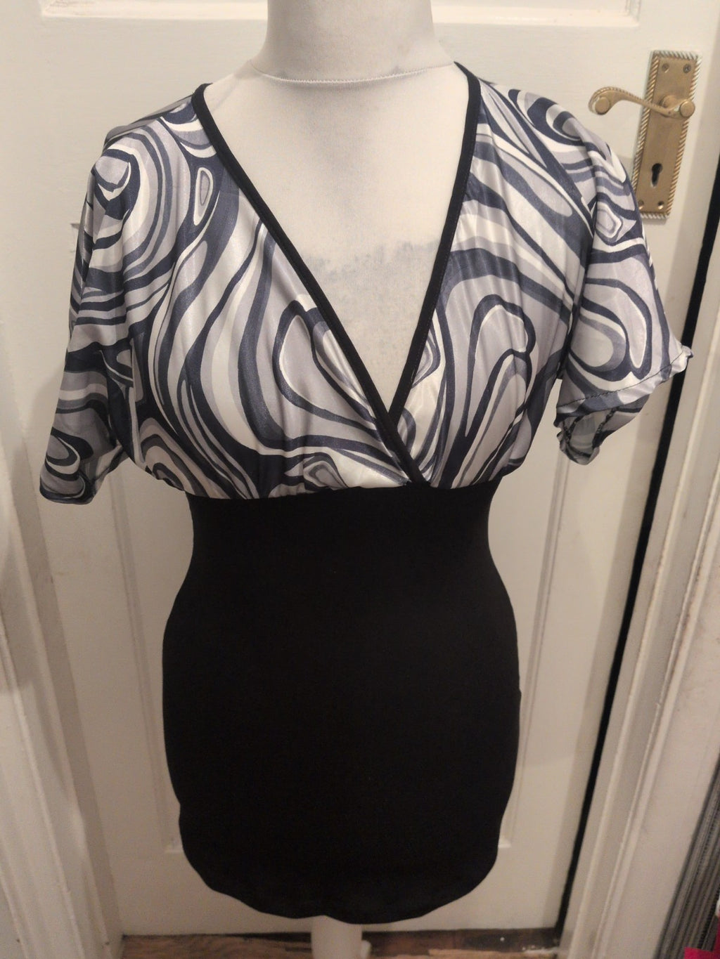Ladies Size Medium Black And Silver Short Sleeve Top