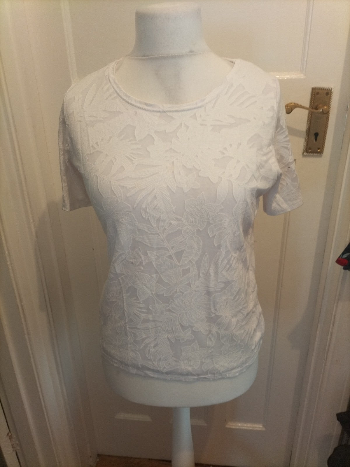 Ladies Isle Size 10-12 White Floral Short Sleeved Tshirt