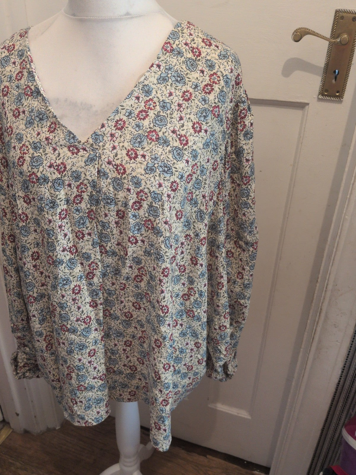 Ladies Tu Size 26 White Floral Long Sleeve Blouse