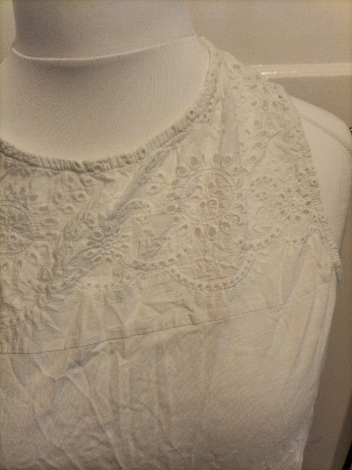 Ladies M&Co Size 20 White Sleeveless Patterned Blouse
