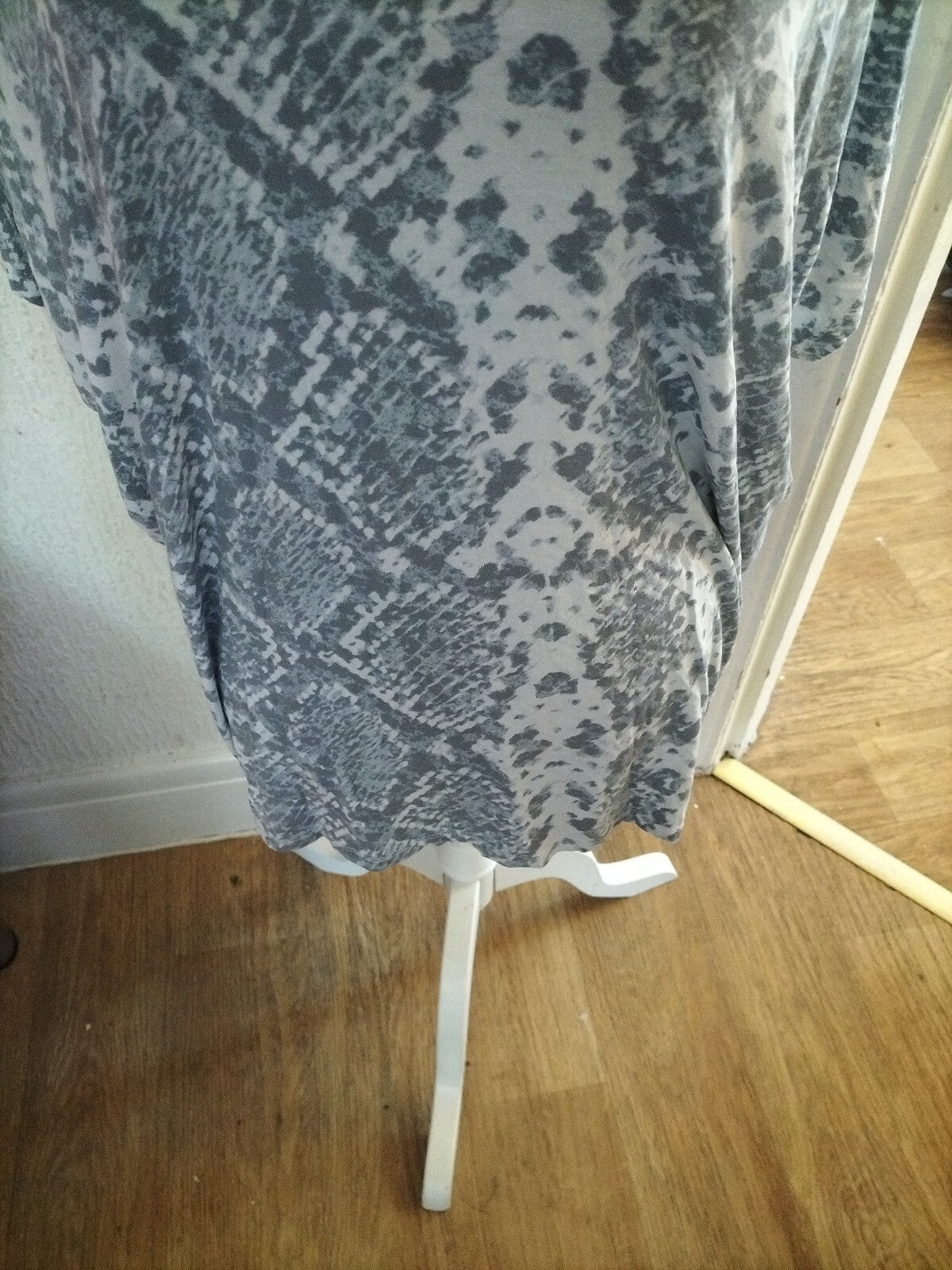 Ladies Select Size 12 Grey/white Short Sleeved Blouse