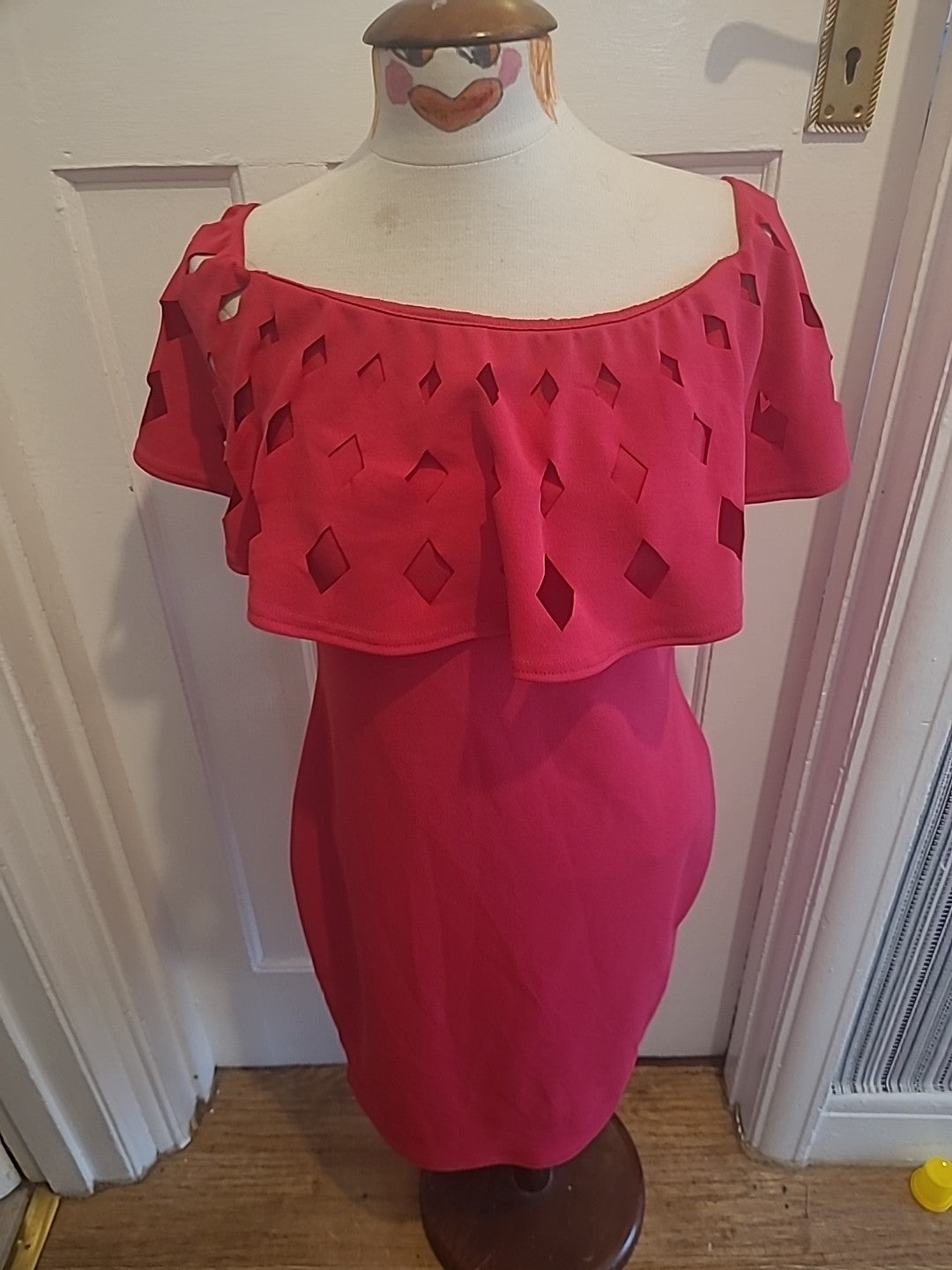 Ladies Cara Mia Size 14 Pink Detailed Neck Sleeveless Dress