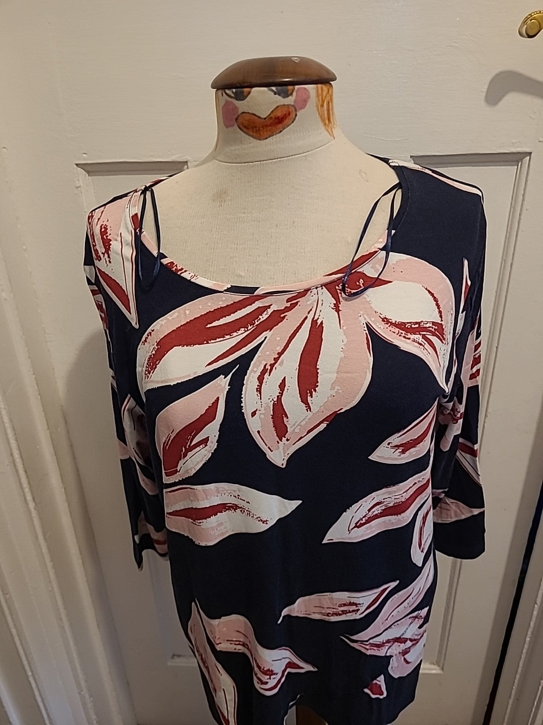 Ladies Viz.A.Viz Size 14-16 Navy Floral Mid Sleeved Blouse