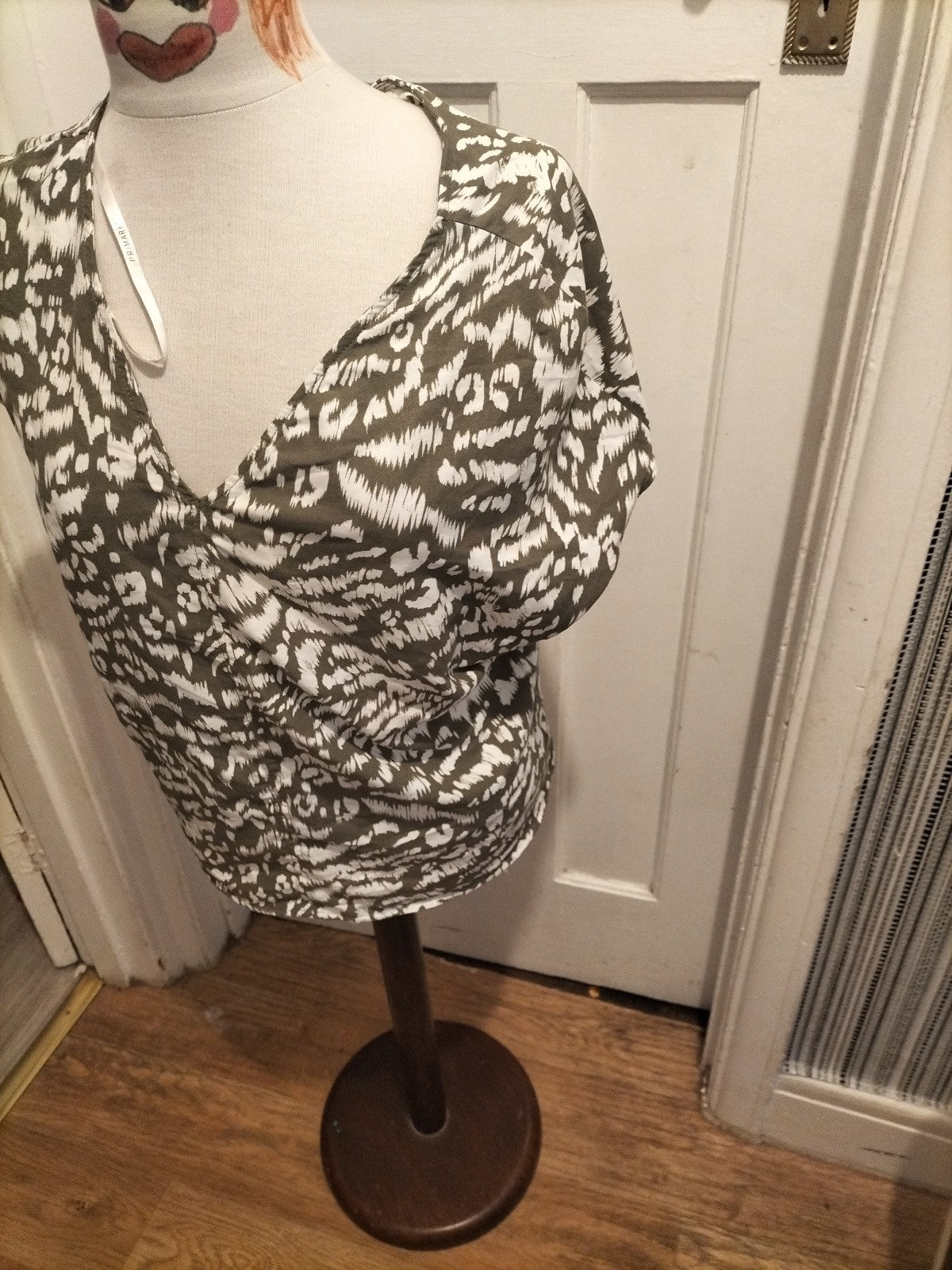 Ladies Primark Size 8 Khaki White V Neck Short Sleeved Tshirt