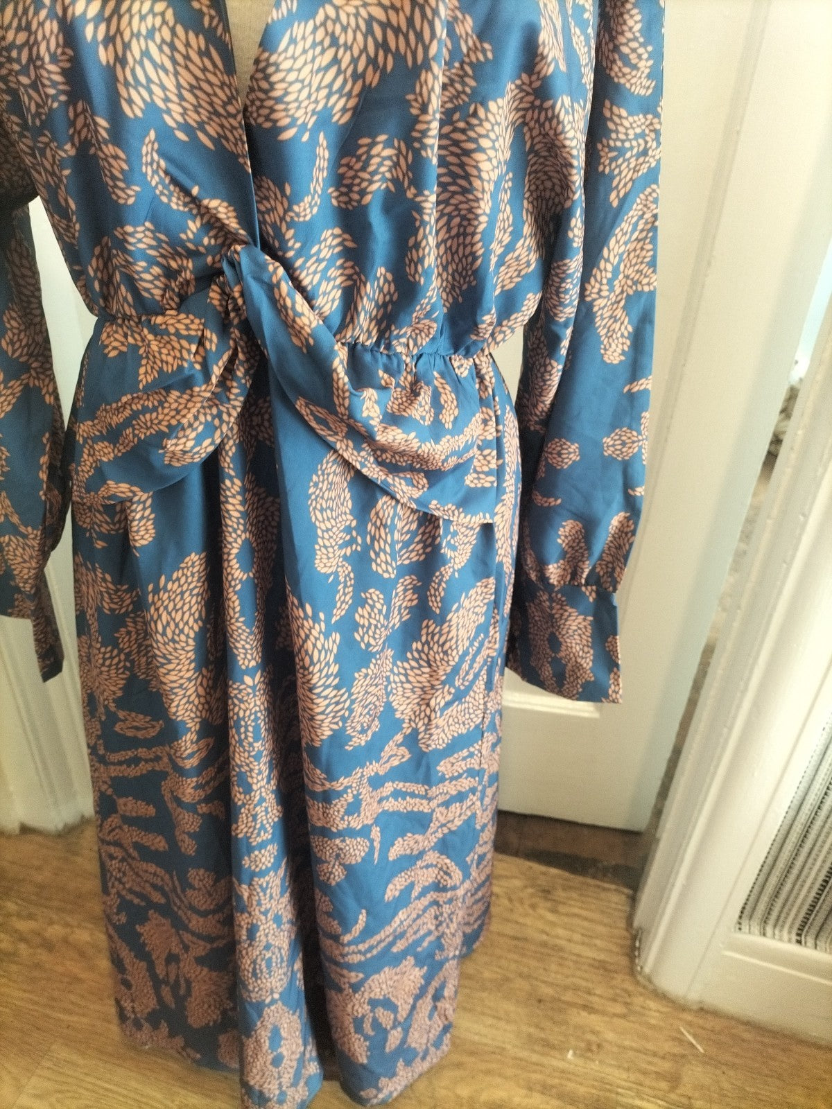 Ladies Large Brown Blue Long Sleeved V Neck Dress