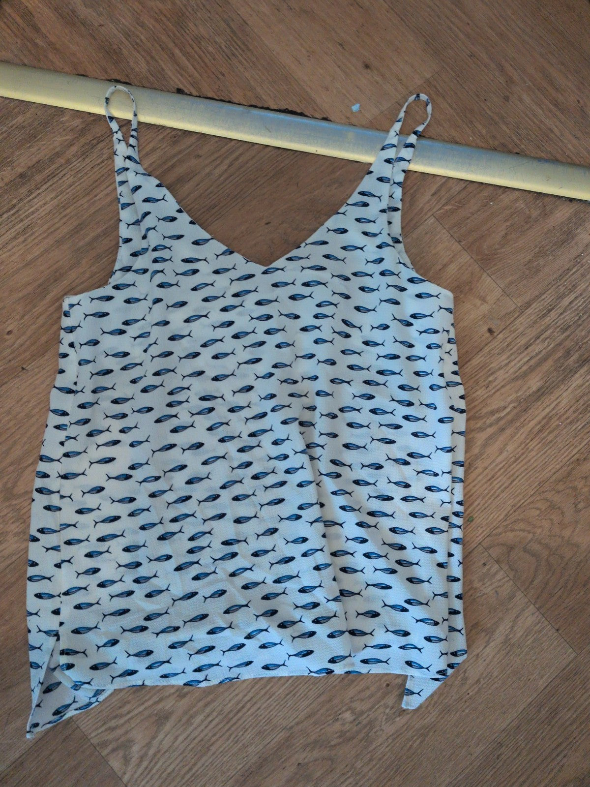 LM Small White Fish Pattern Sleeveless Blouse