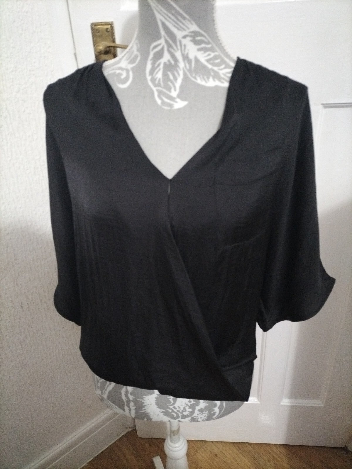 Ladies Unbranded Size 6 Black Short Sleeved Blouse