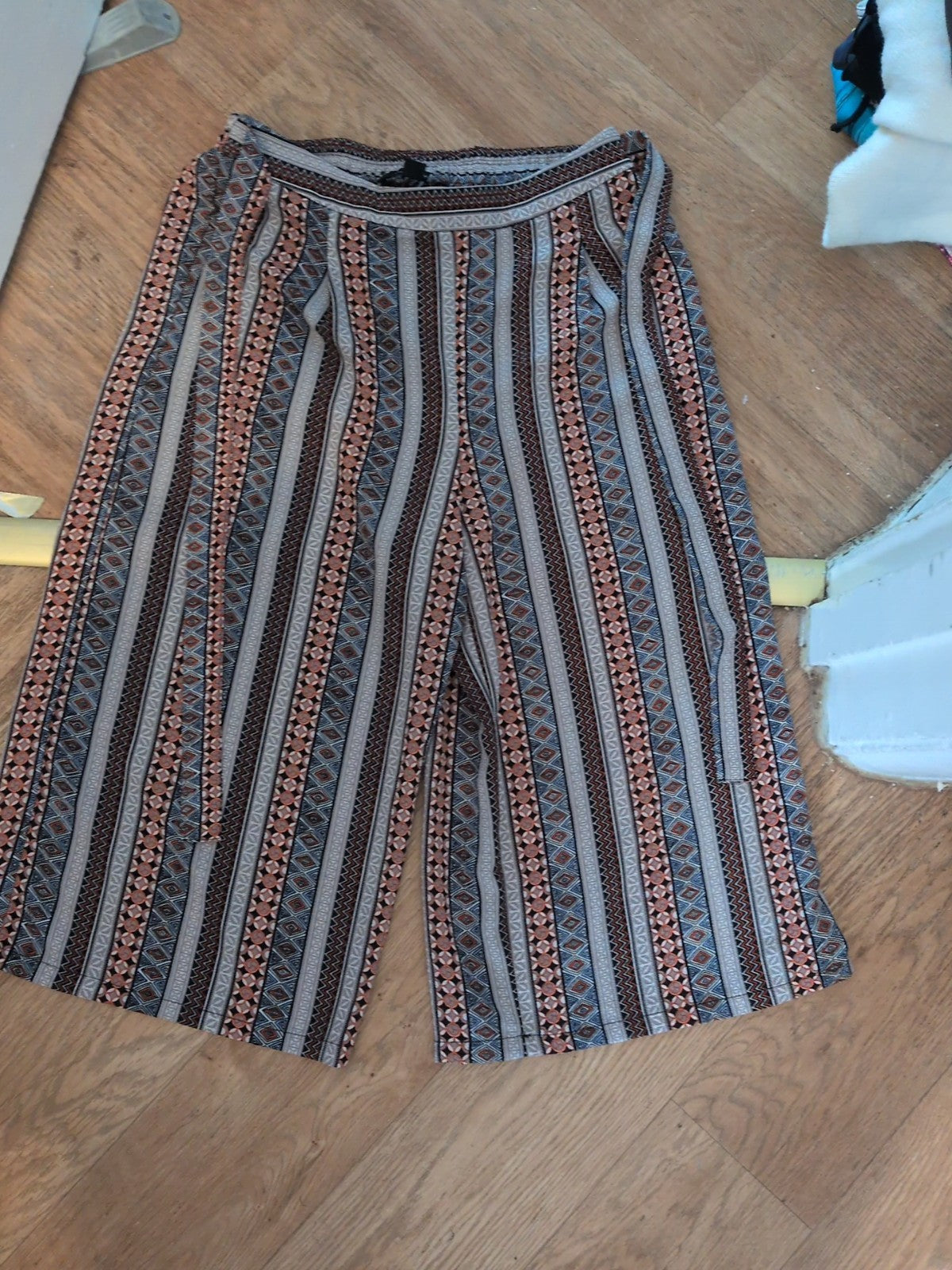 Primark 10 Aztec Pattern Crop Elasticated Trousers