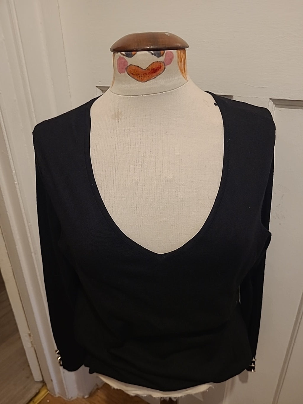 Ladies Peacocks Size 12 Black V Neck Long Sleeved Tshirt