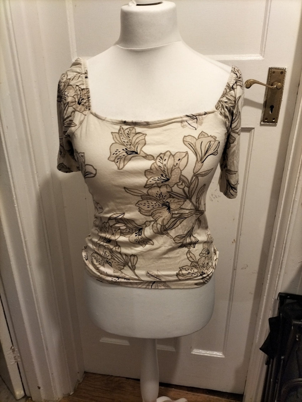 Ladies Roman Size 12 Pale Beige Floral Short Sleeved Blouse