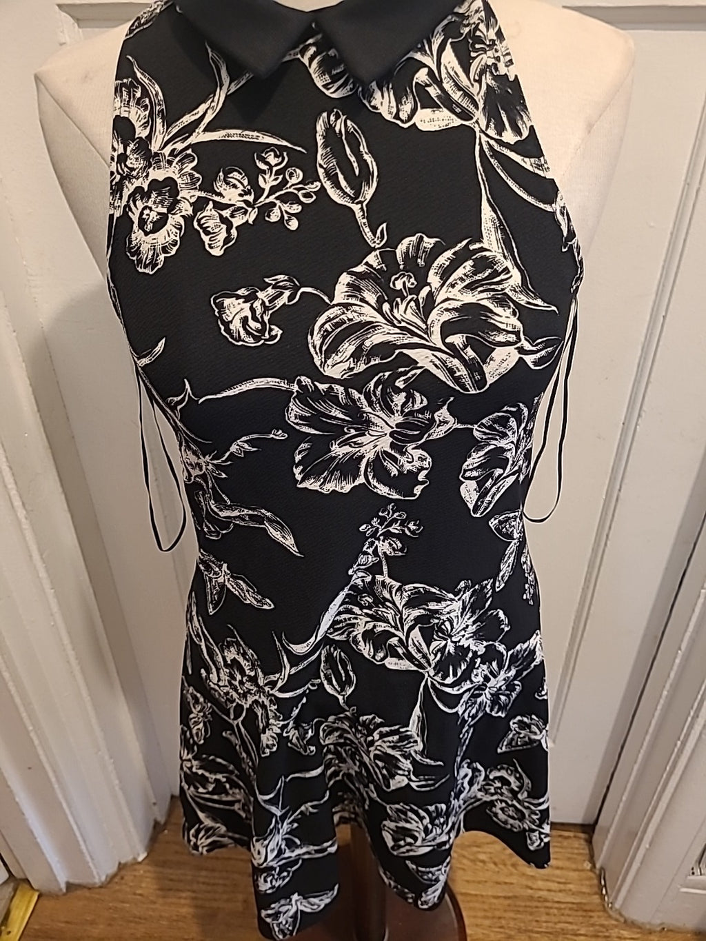 Ladies Miss Selfridge Size 8 Black And white Sleeveless Dress