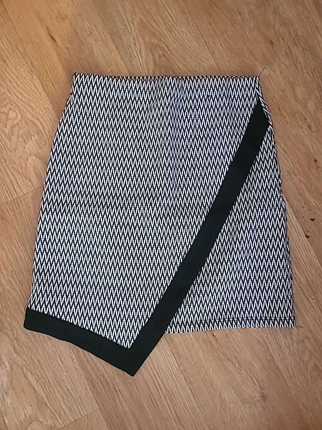 Ladies Primark Size 8 Black White Elasticated Skirt