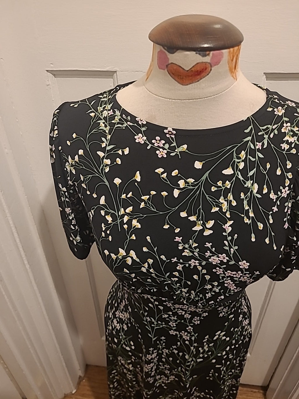 Ladies Lipsy Size 8 Black Floral Long Length Short Sleeved Dress