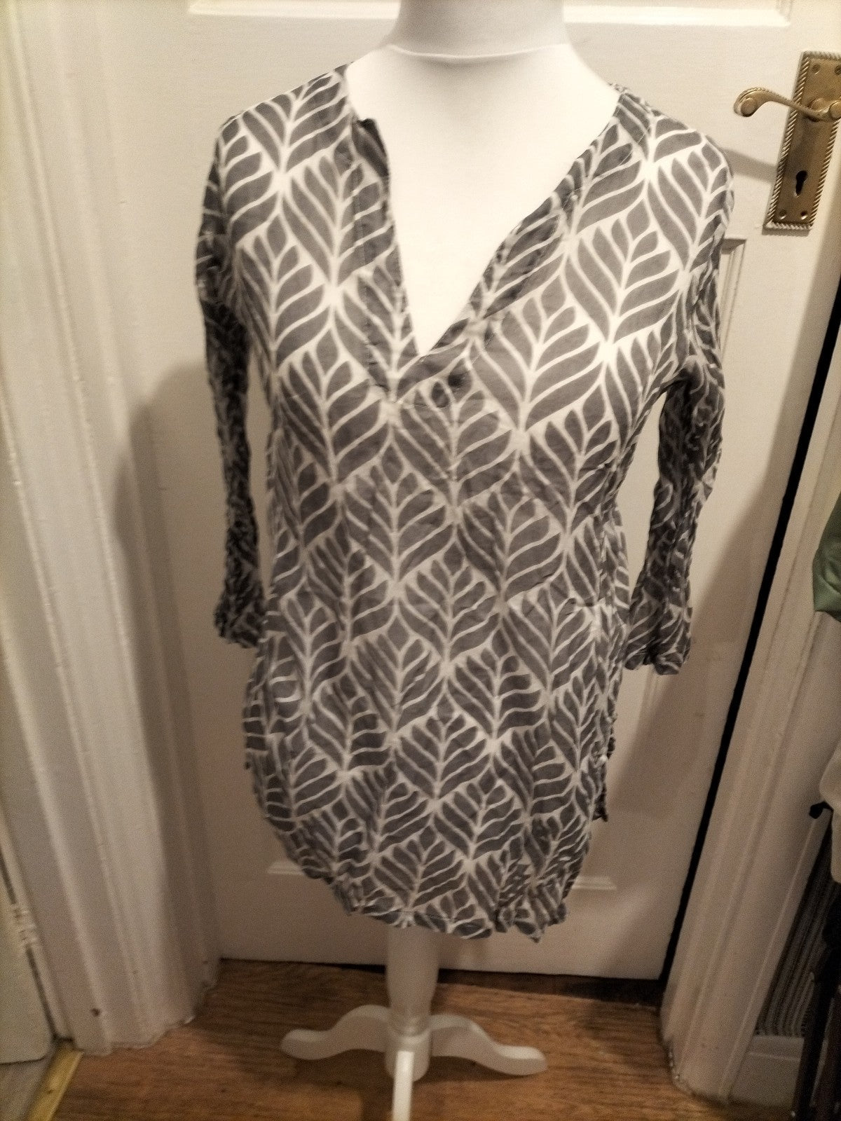 Ladies Ale-Hop Size S-M Grey And White Blouse