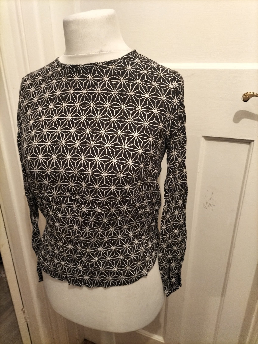 Ladies H&M Size 8 Black And White Spiral Sleeveless Blouse