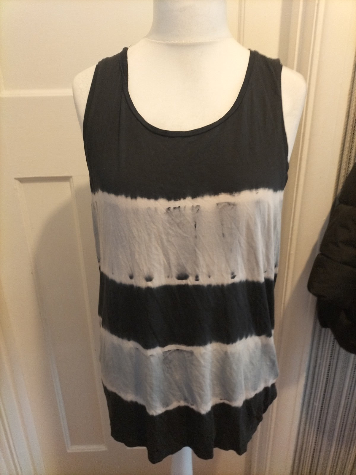 Ladies H&M Size Large Grey And Black Print Sleeveless Tshirt