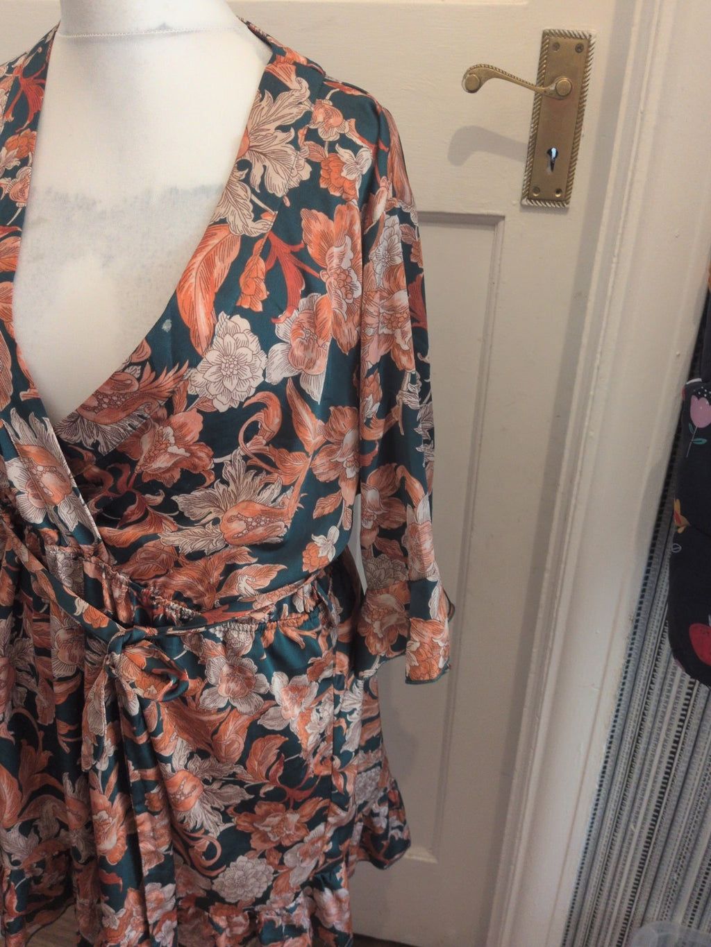 Ladies Boohoo Size 18-20 Green Floral Sleeveless Dress