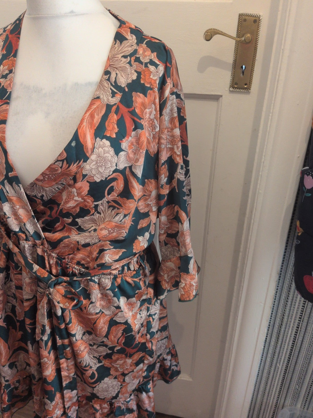 Ladies Boohoo Size 18-20 Green Floral Sleeveless Dress