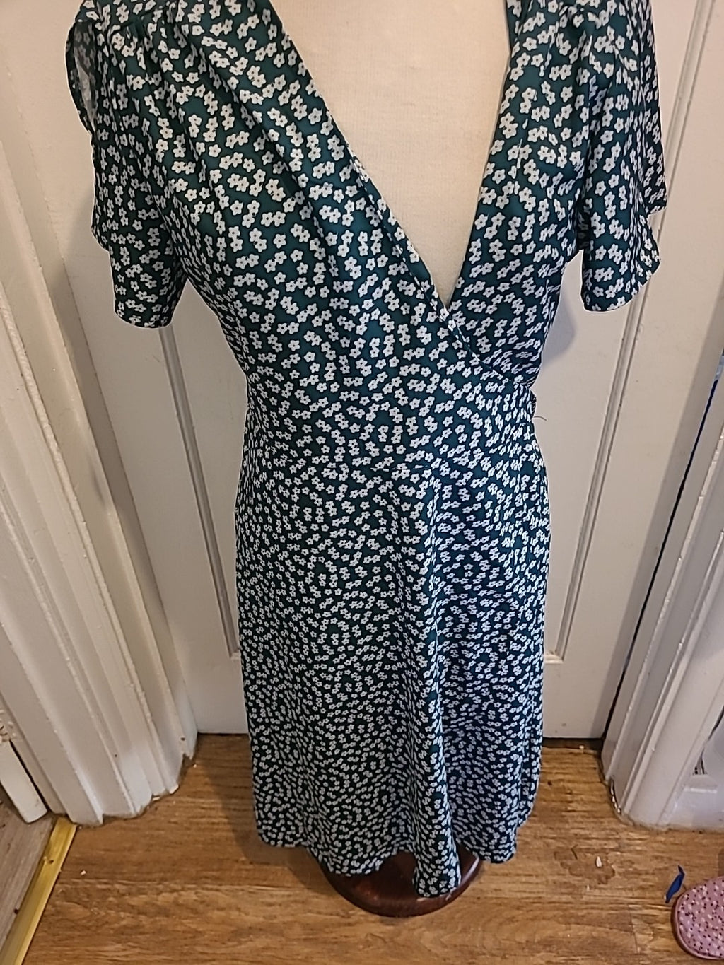 Ladies Salanta Size Large Green And White Floral Wrap Dress
