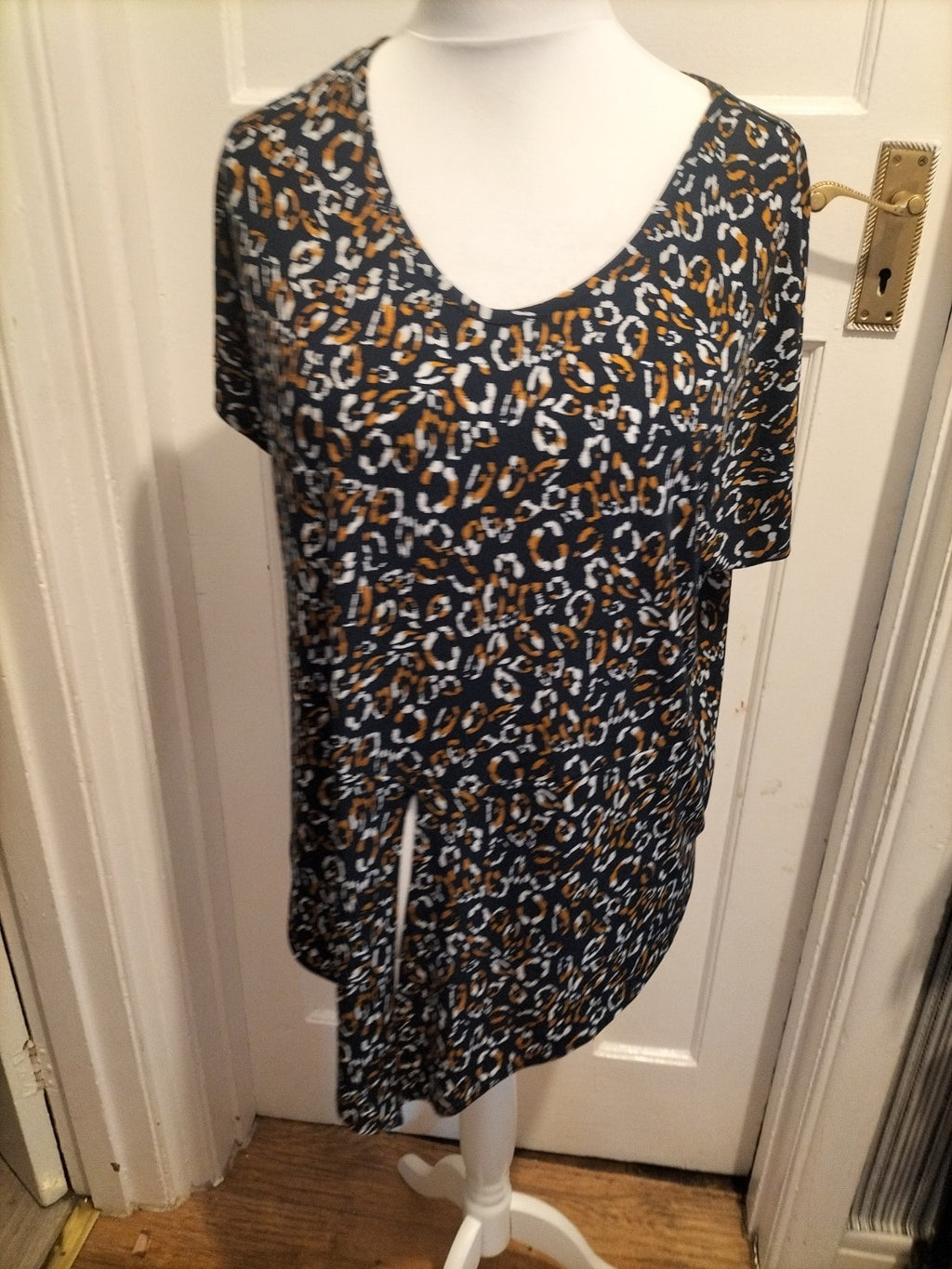 Ladies Size 16-18 Navy/Orange/White Patterned Split Hem Blouse