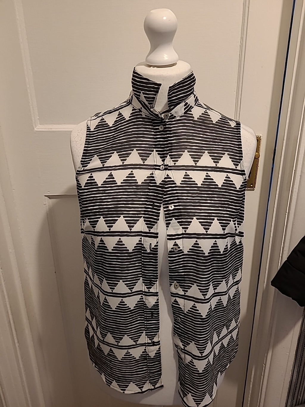 Ladies H&M Size 8 Blacl/White Striped Triangle Sleeveless Blouse