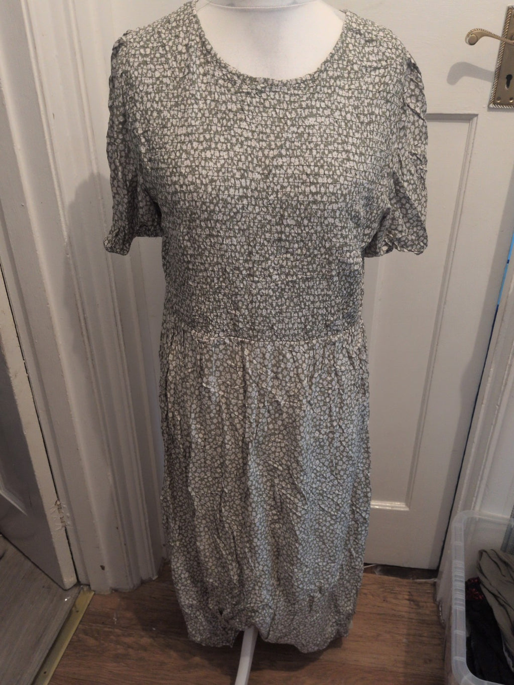 Peacocks 18 Green And White Floral Short Sleeve Dress