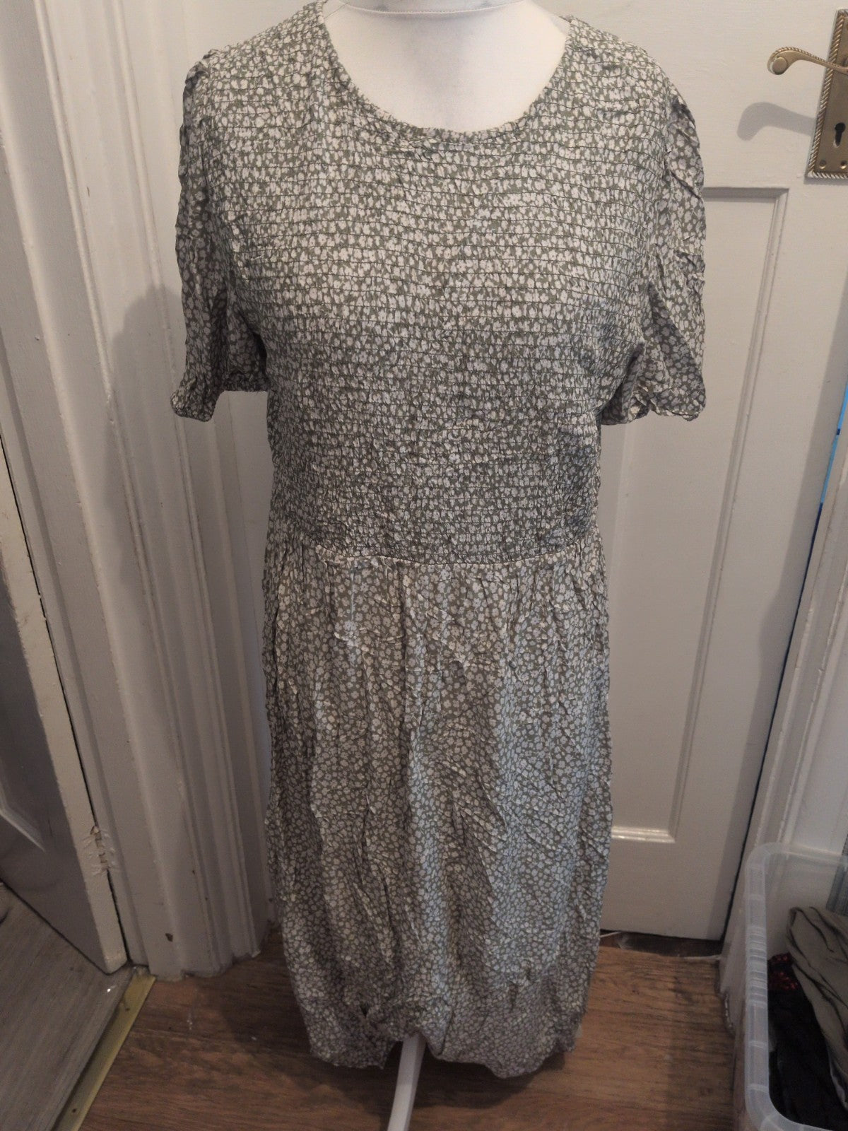 Peacocks 18 Green And White Floral Short Sleeve Dress