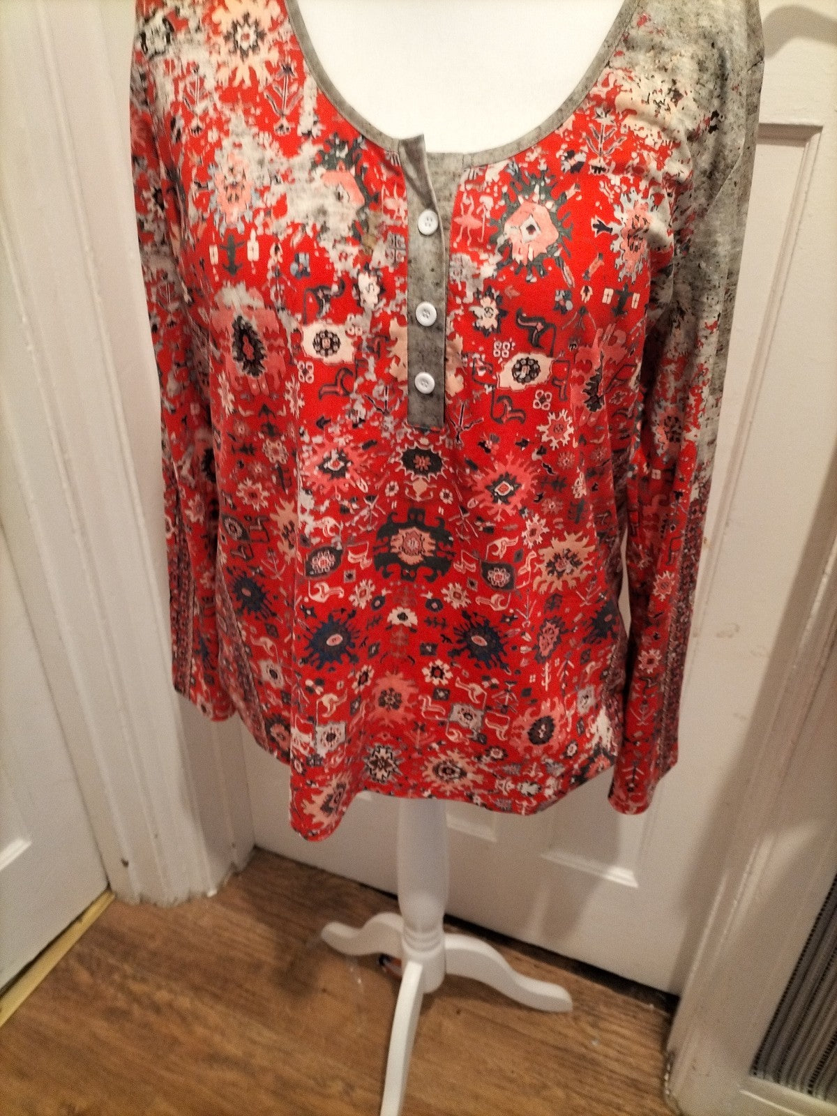 Ladies Size 2XL Red Patterned Long Sleeved Blouse