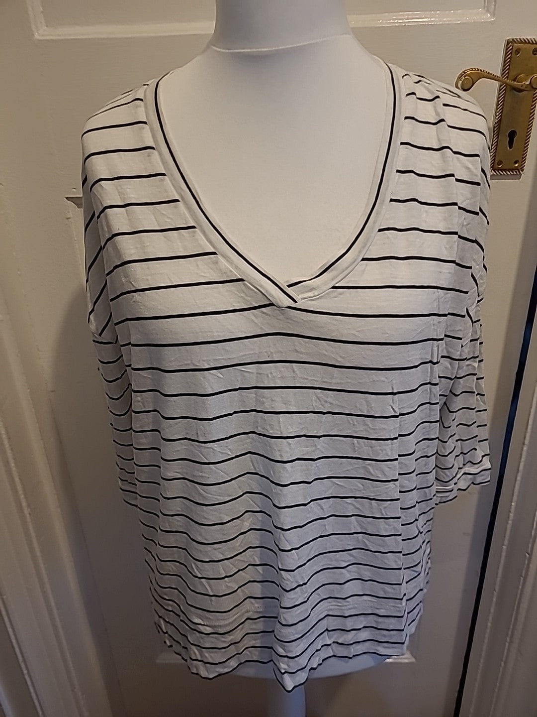 Ladies Nutmeg Size 16 Black And White Short Sleeved Striped Tshirt