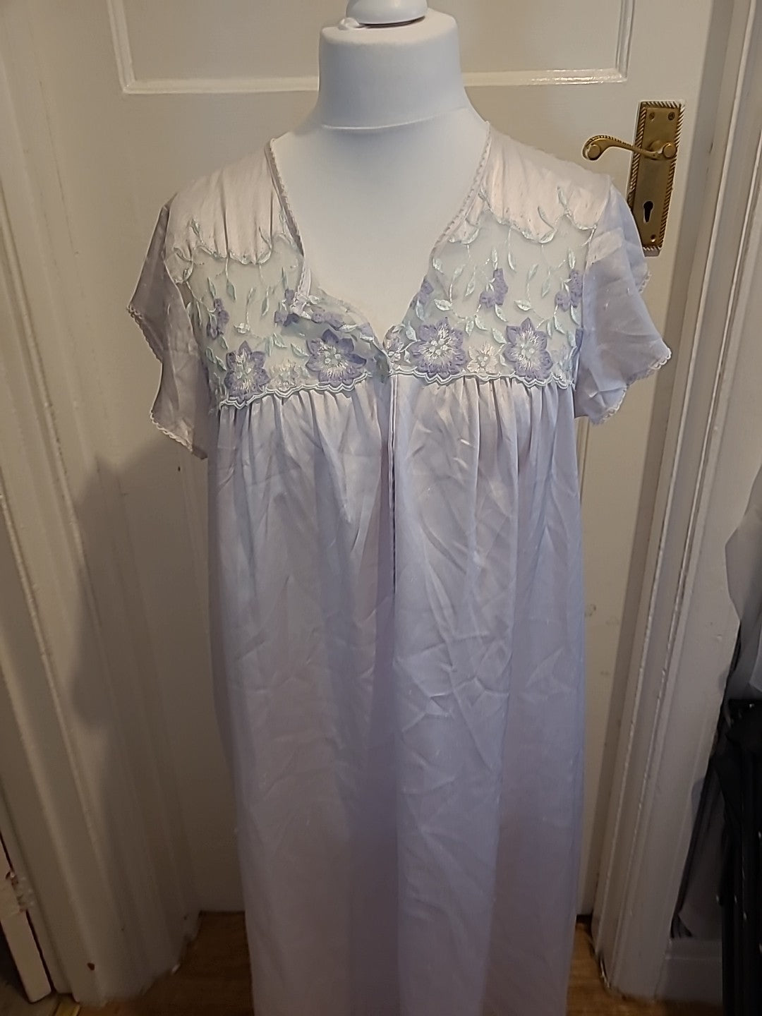 Ladies Oscan De La Renta Size M/L Pale Lilac Short Sleeved Silky Nighty