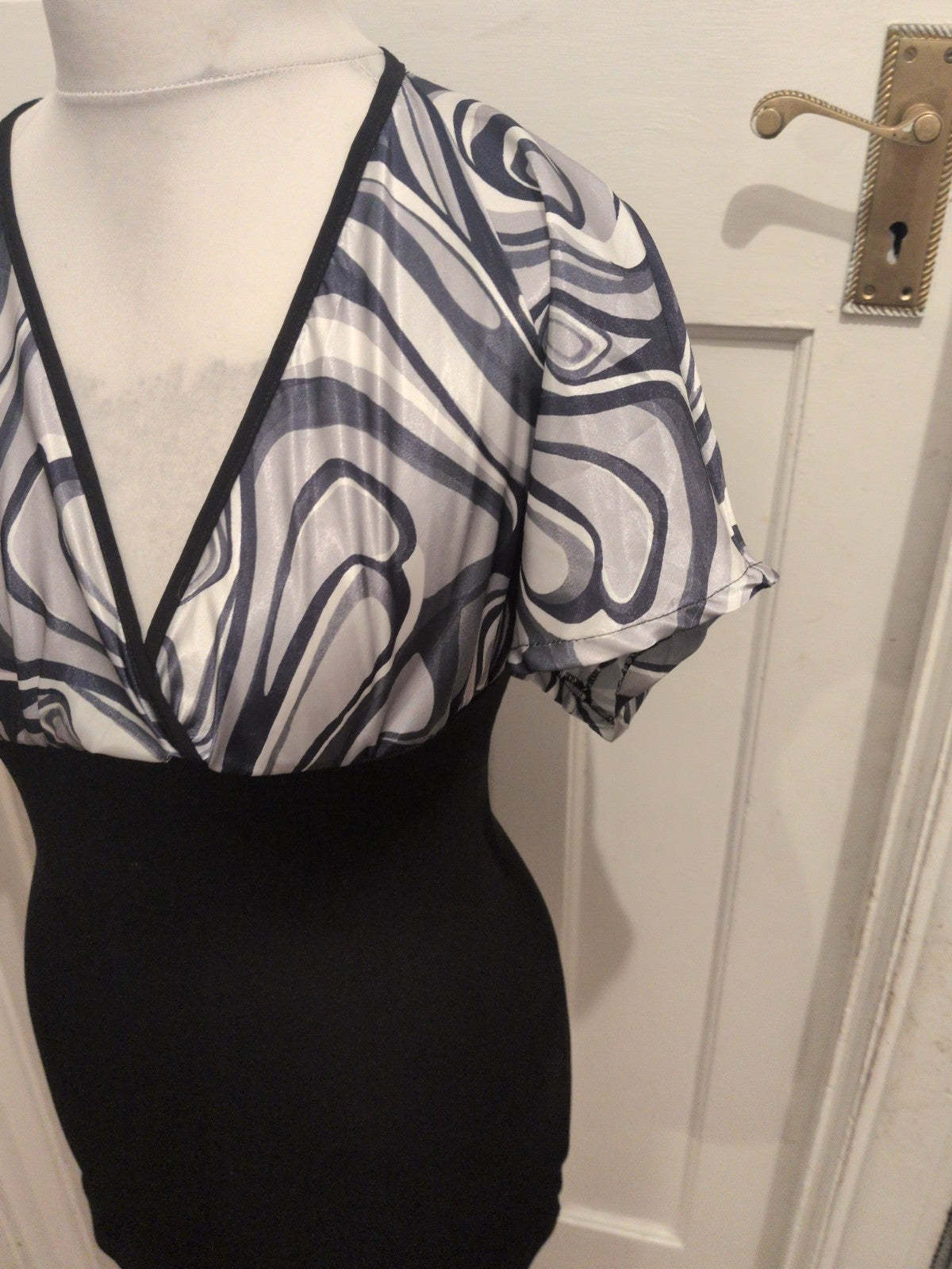 Ladies Size Medium Black And Silver Short Sleeve Top