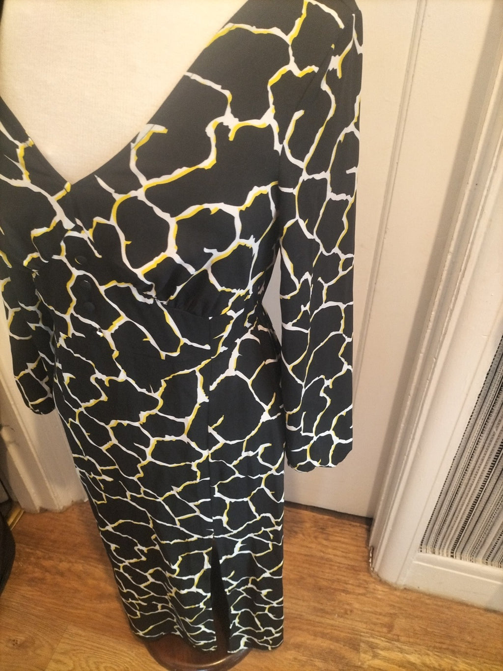 Ladies Lola Skye Size 8 White Yellow Black Long Sleeved Split Hem Dress