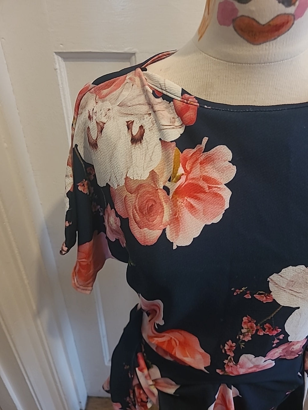 Ladies Quiz Size 8 Navy Floral Short Sleeved Blouse