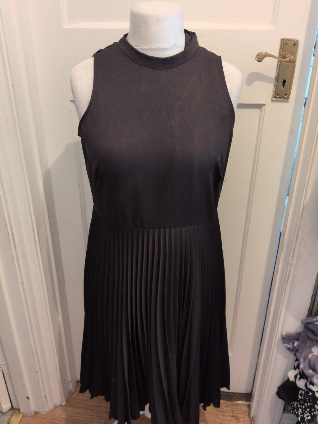 Ladies Closet Size 14 Black Sleeveless Pleated Midi Dress