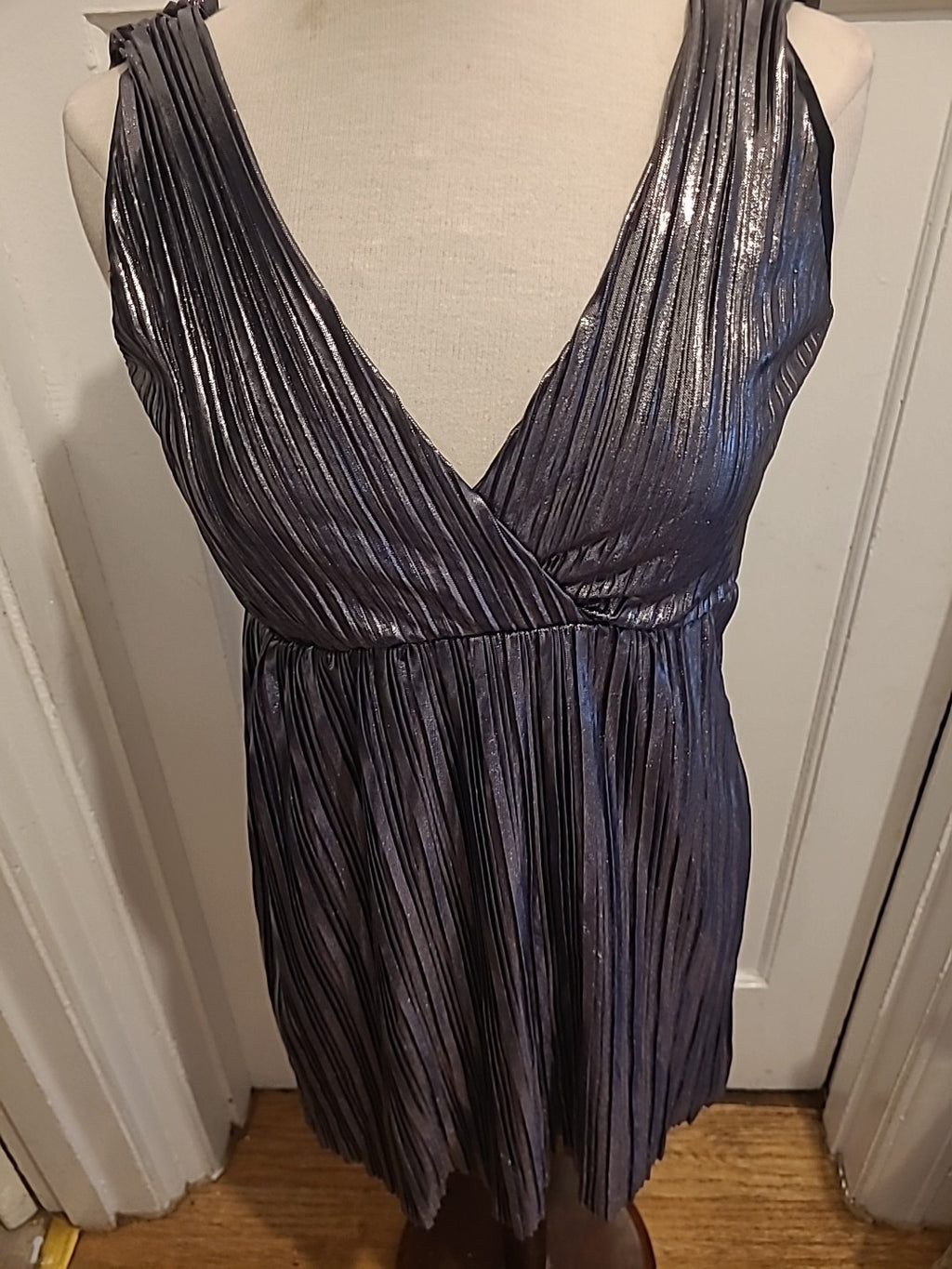Ladies Oh My Love Size Medium Silver Crinkle Sleeveless Lined Blouse