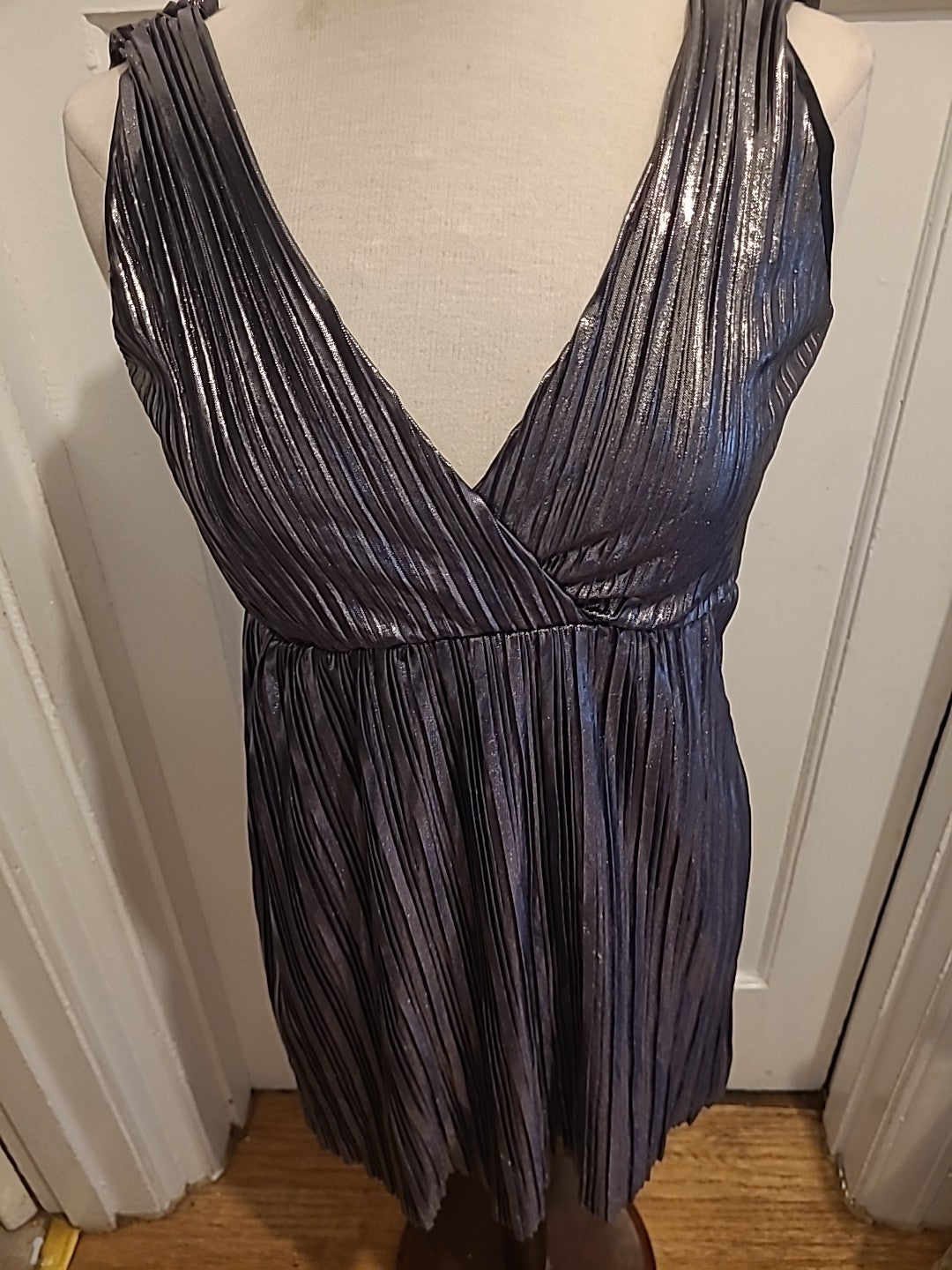 Ladies Oh My Love Size Medium Silver Crinkle Sleeveless Lined Blouse