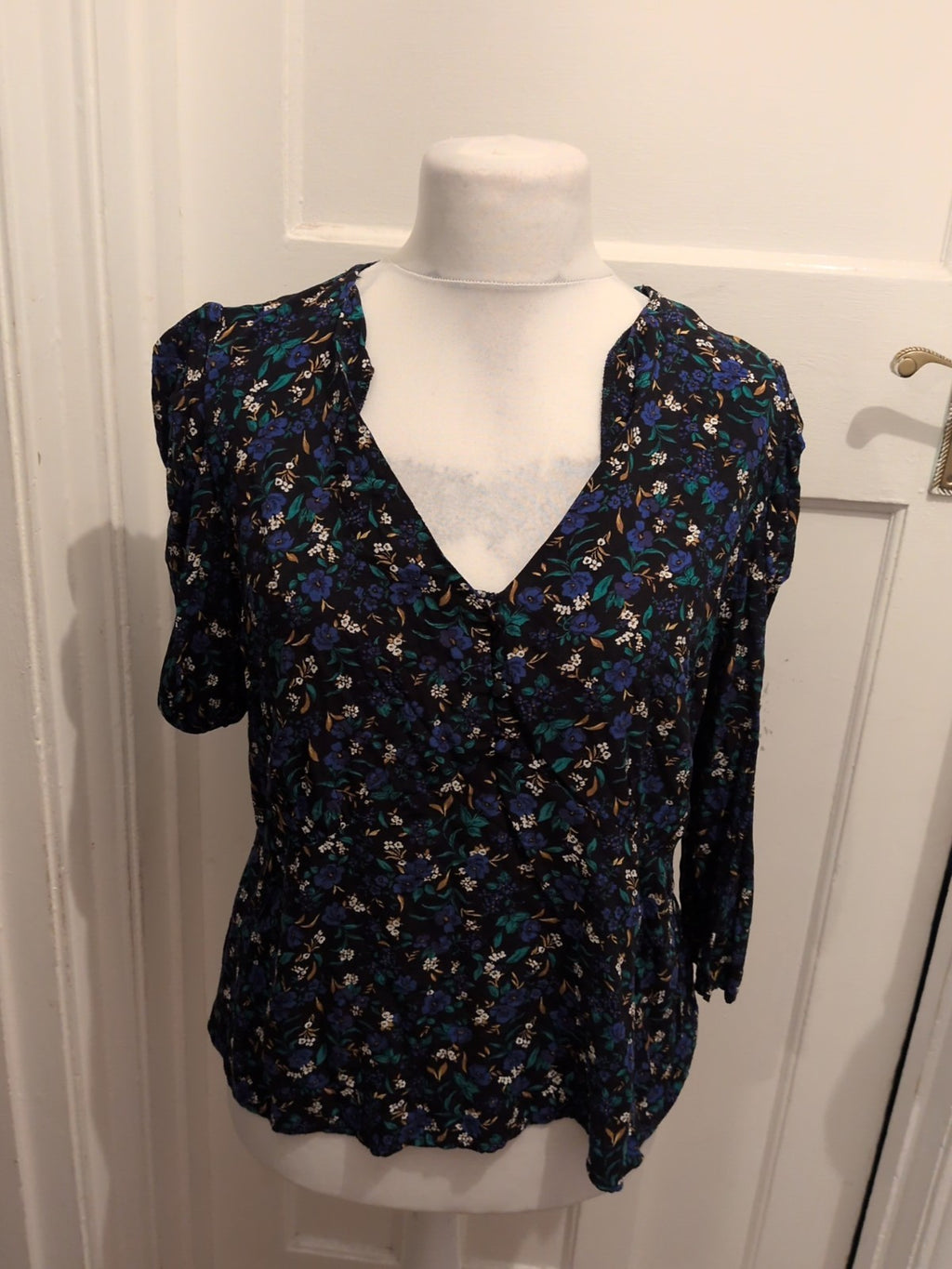 Peacocks 20 Black Blue And Green 3/4 Sleeve Floral Blouse V Neck