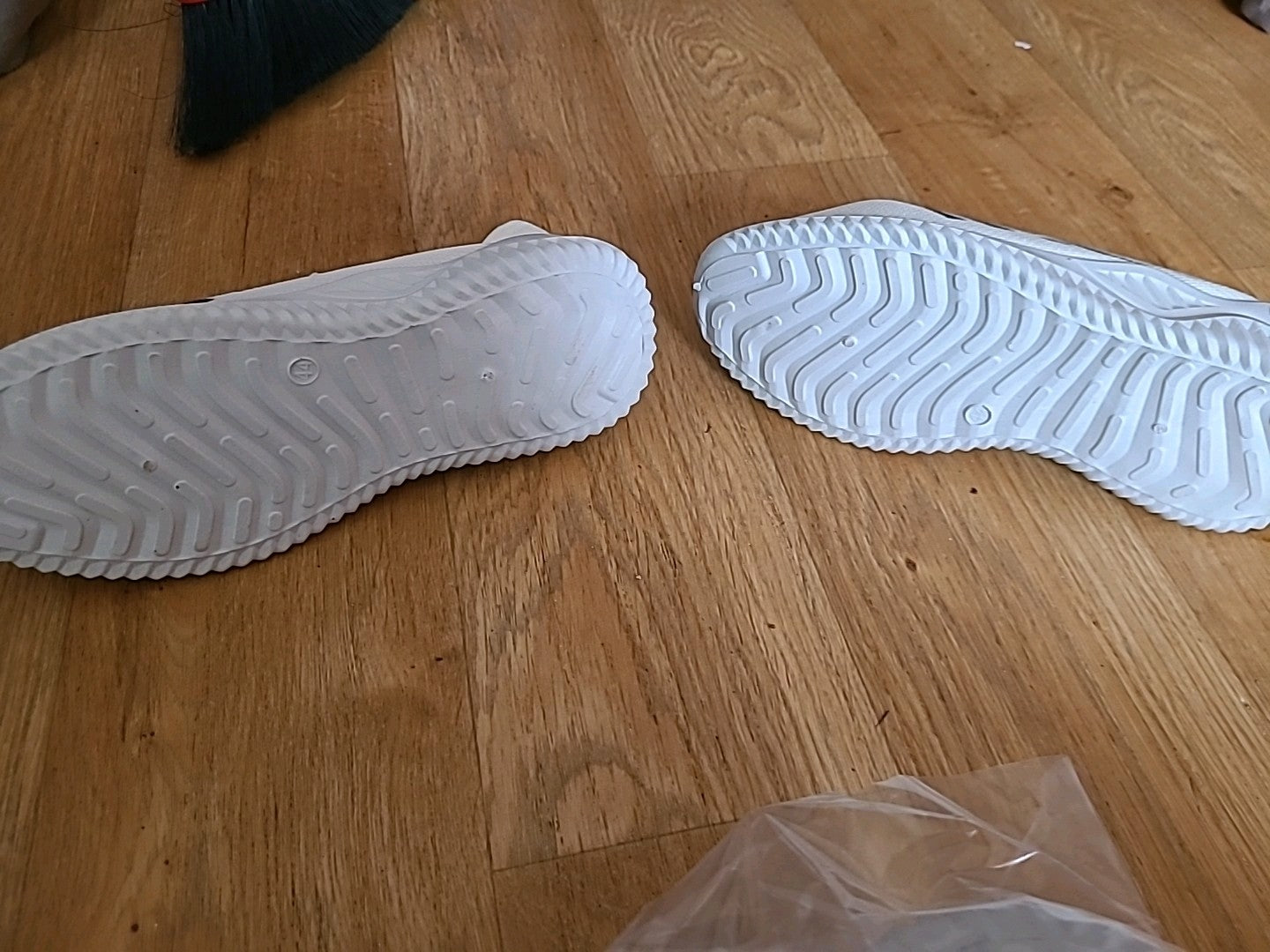 Brand New Unisex Size 5uk White With Black Trainers