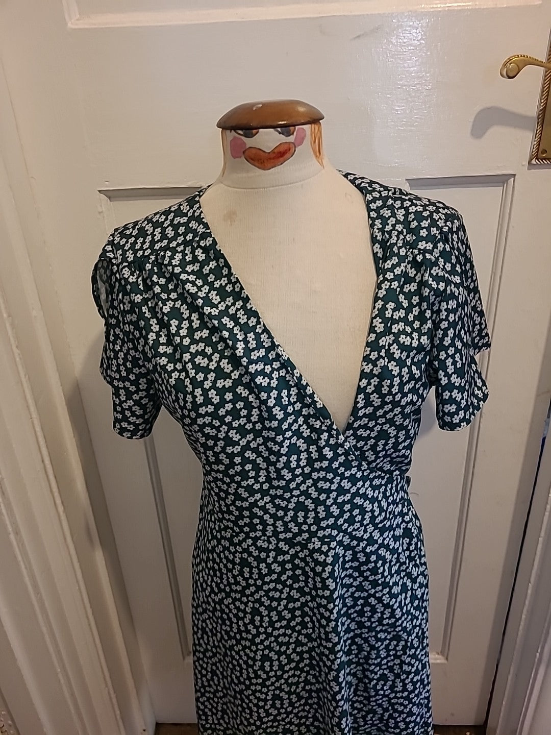 Ladies Salanta Size Large Green And White Floral Wrap Dress