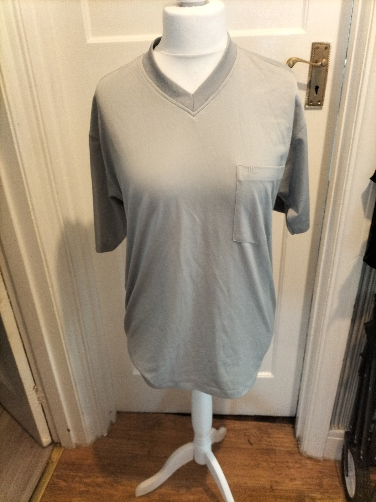 Mens Madison Size Large Grey V Neck Short Sleeved Tshirt