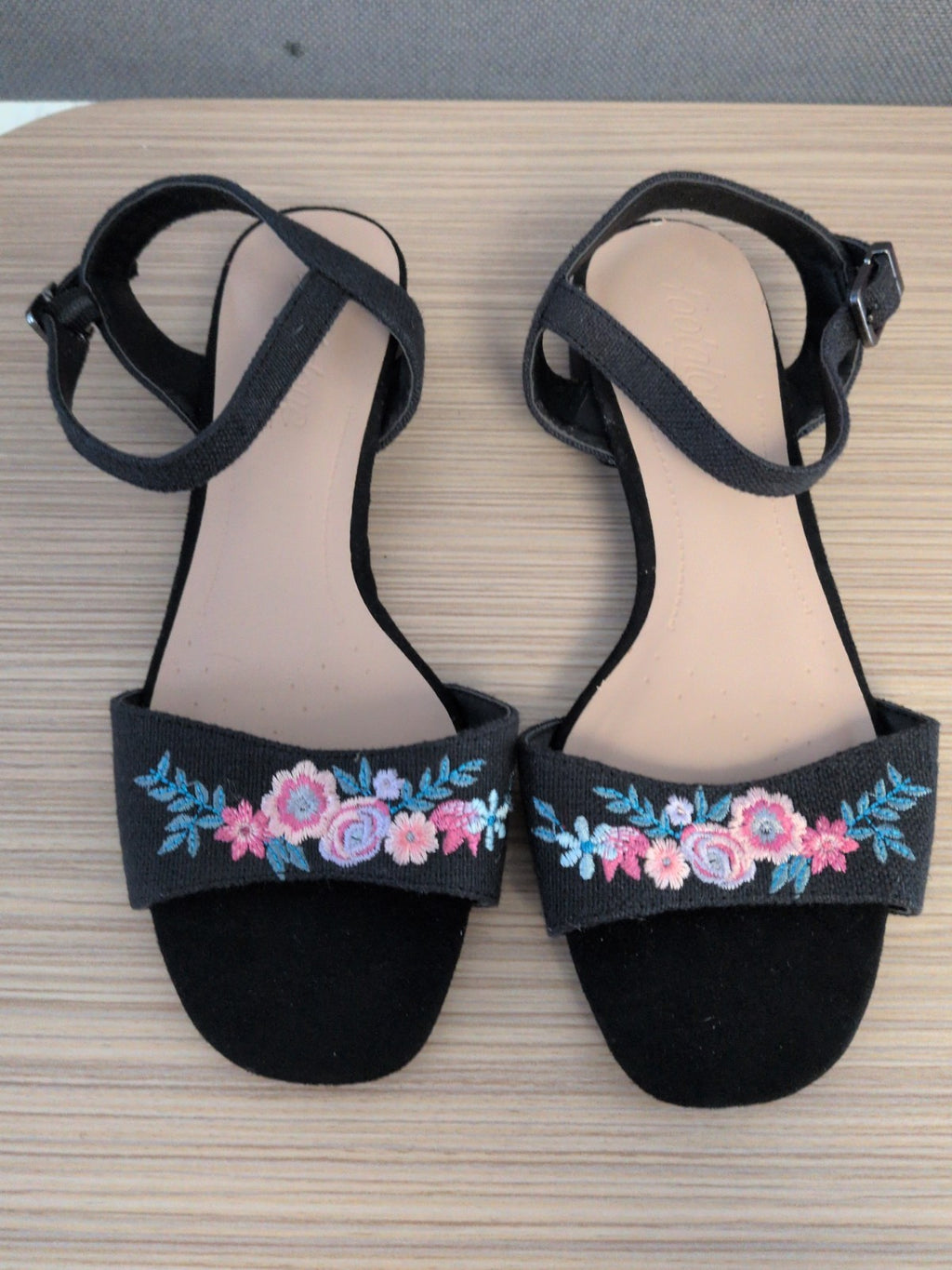 Brand New Foot Glove 3.5 Wider Fit Sandals RRP £29.50
