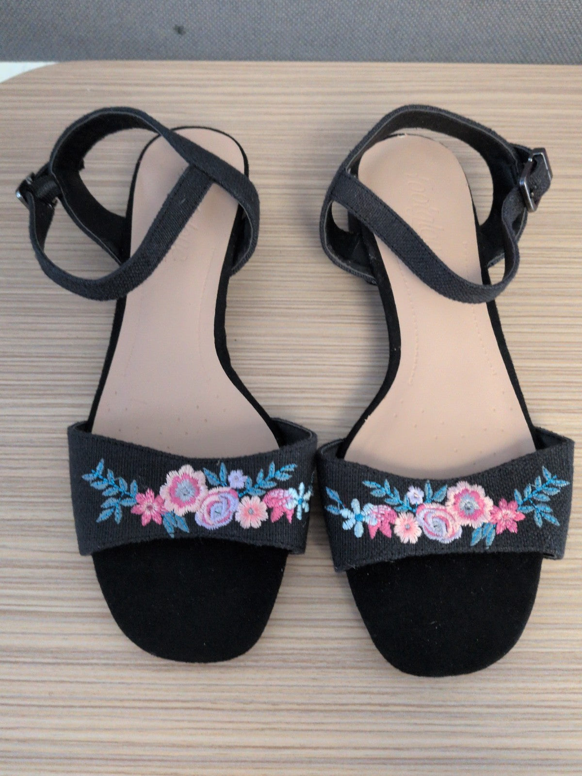 Brand New Foot Glove 3.5 Wider Fit Sandals RRP £29.50