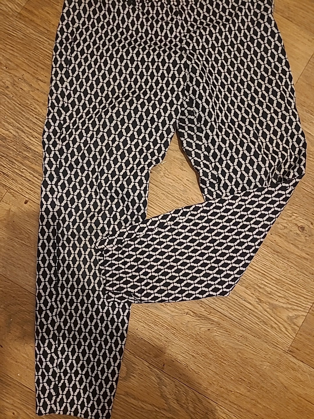 Ladies H&M Size 10 Black/white Ankle Trousers