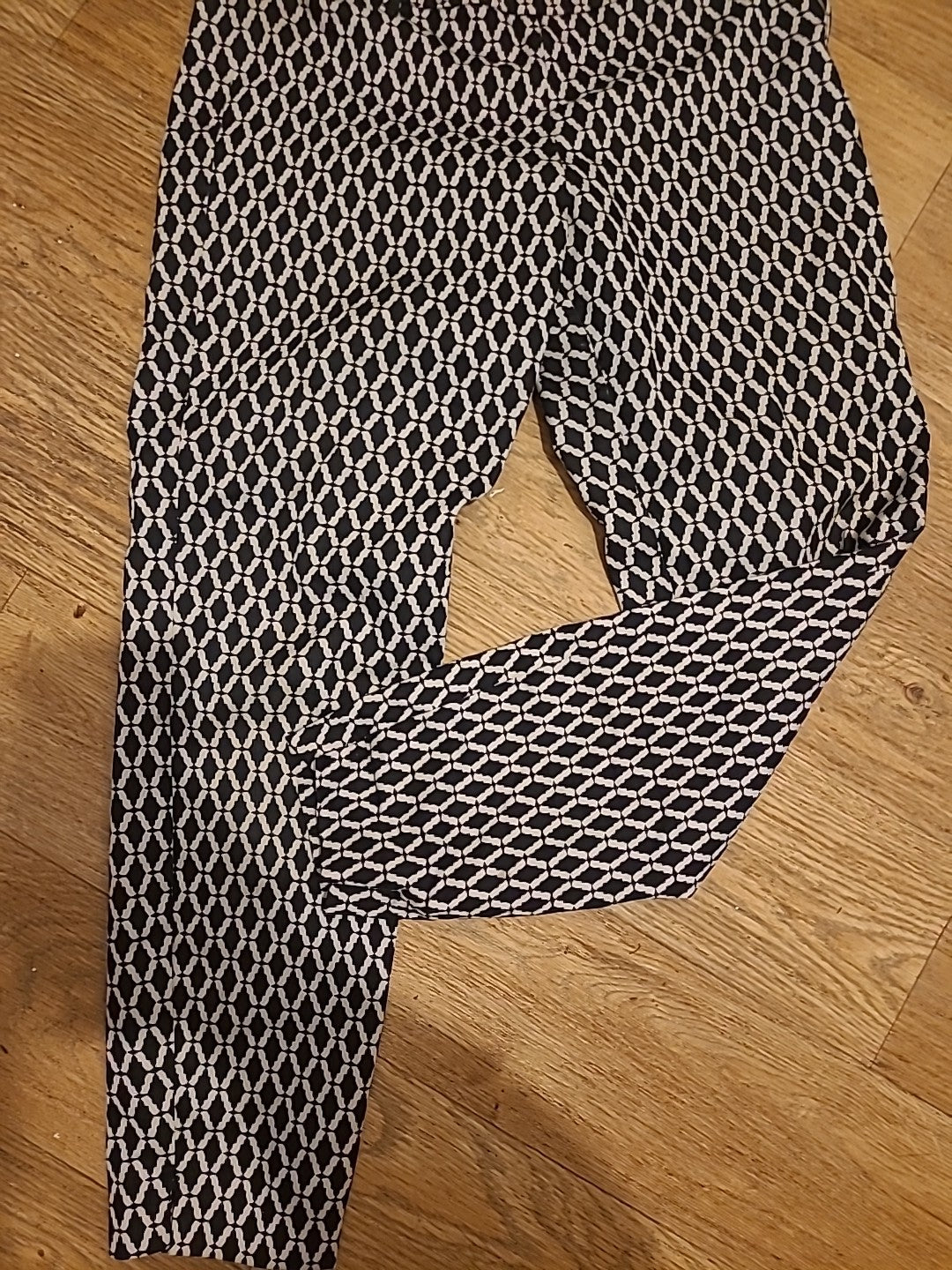 Ladies H&M Size 10 Black/white Ankle Trousers