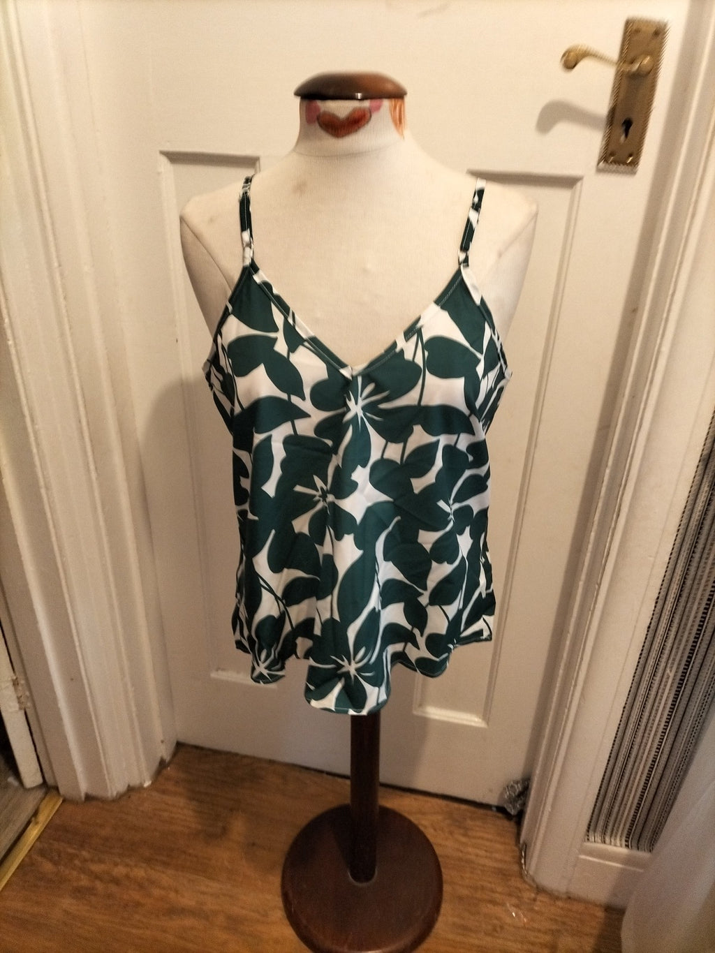 Ladies Shein Size Large Green/White Floral Sleeveless Tshirt
