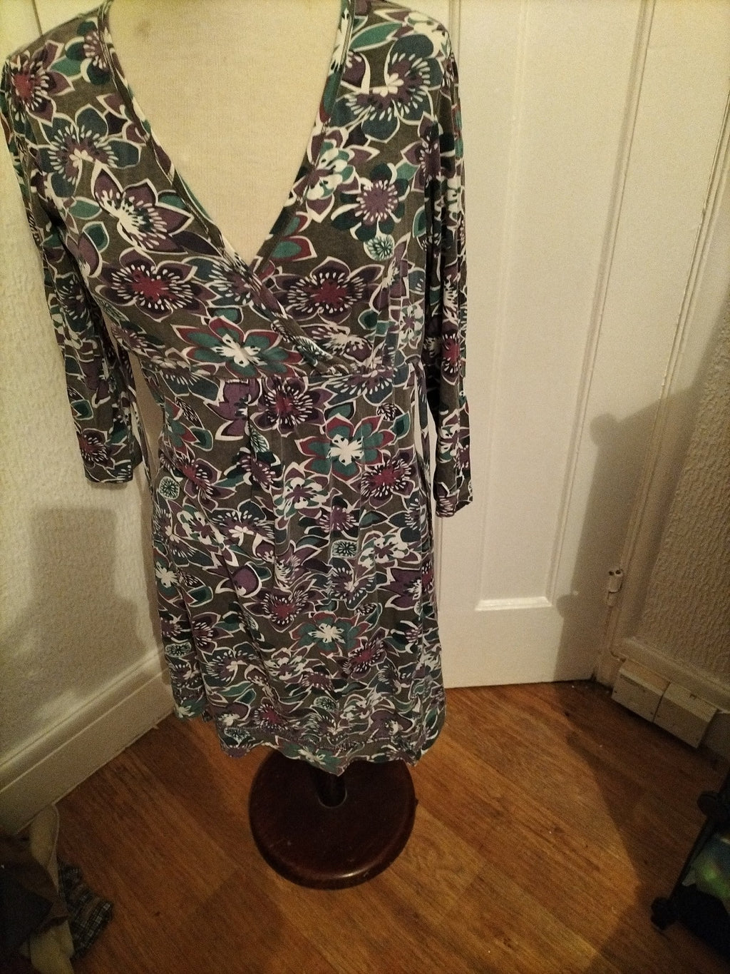 Ladies Mantaray Size 8 Purple And Green Floral Long Sleeved Dress